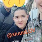 [경수] 전역하신 분이 같이 찍은 경수 사진