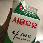 [댓글부탁해] 이 새벽에 우유 먹고싶어서 일어나서 마시고 있다....