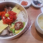 밥이나 먹으며