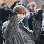 이른 아침에도 <b>화사</b>한 男돌