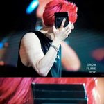 +콘서트하는데 무대 위로 아이폰11이 날라왔어요..