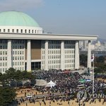 봉쇄당한 국회.지지자들 난입에 '아수라장'