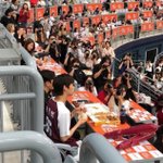 <b>팬</b>들이 이렇게 보면 부담스럽겟다