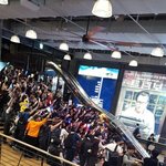 이렇게 사람이 많은 이유가 뭐<b>임</b>?