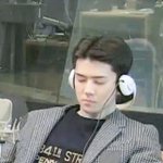 자는걸까 음악 감상중일까?