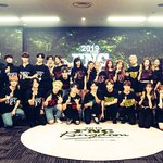 <b>FNC</b> 가수들 단체 사진