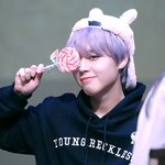 박지훈 볼 꼬집 하는거