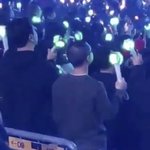 [EXO] 있어<b>희미</b>하게때 응원봉 흔드는 경수