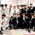 [NCT] 이 사진두장에서 <b>동혁</b>이의 낯가림이 느껴진다...ㅋ