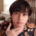 브이앱 <b>도중</b> 수염 보일까봐 점점 멀어지는 뷔