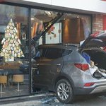 20대 운전 승용차 패스트푸드점으로 돌진…손님 3명 다쳐