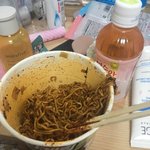 [드루와] 엄마랑 싸우고 몰래 라면 먹는중ㅋ..