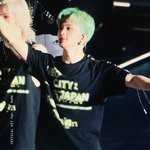 [NCT] 마크 막판에 이거 매달고 무대했다는데ㅋ 개귀여움