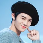 배진영 파란 머리했네