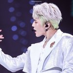 태용은 독특한 헤어가 잘 어울리는 거 같아