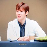 팬싸에서 샤인머스켓 한 알씩 나눔하는 아이돌