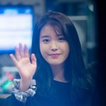 아이유한테 <b>실용적</b>인? 선물을 한 엄지