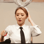 은행원하면 잘 할것 같은 아이돌.<b>gif</b>