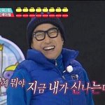 여기 <b>아치형</b> 눈썹인 사람