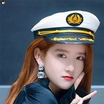 독보적인 존재감에 <b>한참</b> 보는 여돌