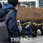 [EXO] <b>탈퇴시위</b> 나대더니 초반7명 많이왔다 30명