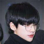 날 선 눈코입 조합에 흔들리는 <b>덕심</b>