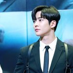 얘들아 로운이 수트 미친거 같아