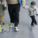 형 얼굴에 붙은 밥풀 떼먹는 <b>벤틀리</b>