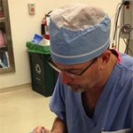 메스 <b>대신</b> 색연필을 든 외과<b>의사</b>