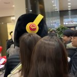 [댓글부탁해] 경호원 제치고 팬들한테 <b>악수</b>하는 아이돌