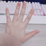 <b>중지</b>손가락 휜거 심함? 손얘기 나와서 올림