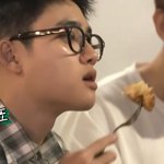 [EXO] 경수 먹으려다 세훈이 한마디에 바로 주는거