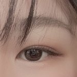 눈을 <b>살짝</b> 아래로 깔긴 깔았는데