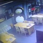 [댓글부탁해] 국밥집 씨씨티비에 찍힌 <b>펭수</b>