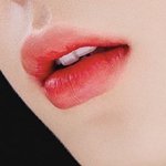 이거 입술 누구게 맞춰봐