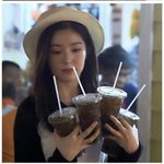 너네 컵 네개 <b>두</b> <b>손</b>에 잡혀?