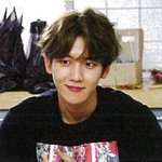 변백현 <b>한쪽</b> <b>입꼬리</b>만 올려서 이렇게 웃는거