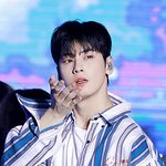 매력 <b>만점</b> 미모에 눈길 가는 男돌