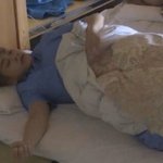 시우민 이거 이불잡느라 반댓손도 <b>주먹</b>쥔거였대