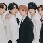 투바투 데뷔 1주년이라고 셀카 올렸는데