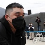 불구속 기소 승리 육군 현역 입대.<b>배웅</b>팬 아무도 없이