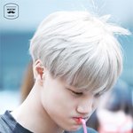 <b>흐뭇</b>한 광대 미소 새어나오는 남돌
