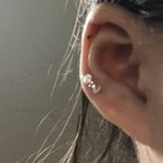 내 투명피어싱 보고 <b>전구</b> 같대