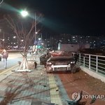 승용차 <b>두동강</b> 20대 남,여 3명 사망 2명 중상
