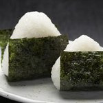 [음식] 여자들이 삼각김밥먹는거 좀 깨지 않냐?