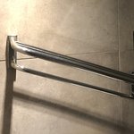 [댓글부탁해] 모텔 수건걸이 위에 수건 놓는 곳, 수건 위에 휴대폰...