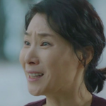 남다른 복장으로 수술하는 의사샘