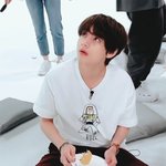 <b>뷔</b>가 멤버들에게 달고나를 준 뒤 계속 쳐다본 이유