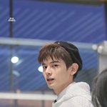 나 돈 안 훔쳤다고... 왜 쳐다봐?