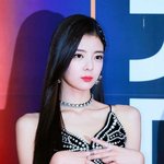 <b>리아</b> 어깨 왜케 이쁨 ㅆㅂ...